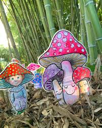 Pilze Vor Dem Hintergrund Finde Ich Sie Besonders Schon Binebrandle Vorlagen Download In 2020 Christmas Ornaments Holiday Decor Decor