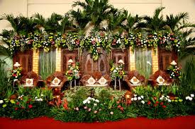 (1) rangkaian bunga di sekitar altar atau tabernakel bisa menggunakan kandelar lilin cabang tiga, atau sesuai pumr (pedoman umum misale romawi) no. Jasa Dekorasi Pernikahan Pelaminan Toko Bunga