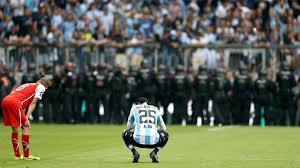 Und das obwohl in den meisten spielen keine zuschauer zugelassen waren. Tsv 1860 Munchen Fans Werfen Bei Relegationsspiel Mit Eisenstangen Und Sitzschalen Aus Der Arena Eurosport