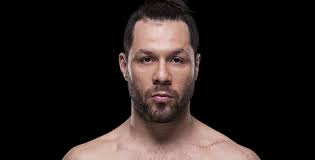 Markus Perez se pinta del Guasón para su pesaje