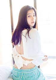 新木優子の背中 アジアの女性 日本のファッション 女優