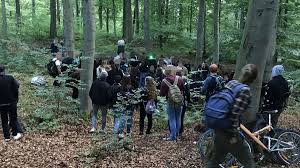 La polizia ha sgomberato e transennato lo schanzenviertel di amburgo dopo un rave party illegale. Illegale Techno Party 300 Techno Fans Missachten Corona Regeln