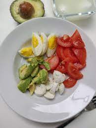 Fast 800 Recipe Egg Mozzarella And Avocado Salad Roughly 365 Calories Workout Food Healthy Sports Food Heathy Food