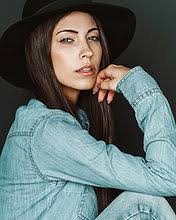 Jessica Bloss's Instagram, Twitter & Facebook