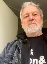 🎹 Happy Birthday, Gillian Lesley Gilbert! (nacida el 27 de enero del año  1961) es un músico y cantante inglesa, pero es mejor conocida como  tecladista y guitarrista de la banda New