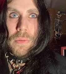 So I told myself it won't happen again, I promised myself it won't repeat  itself, I made a commitment never to fall for it and now I'm ashamed of  myself. Look at