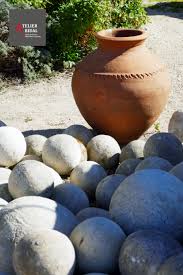 Decoration De Jardin Par Atelier Alain Bidal Boules En Pierre Et Ancienne Jarre En Terre Cuite En 2020 Jarre En Terre Cuite Decoration Maison Mobilier Jardin