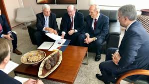 Presidente del senado integra comisión de cinco senadores y convoca al ministro de defensa para que informe sobre la situación de orden público en el país. El Presidente Nelson Se Reune Con El Presidente De Colombia