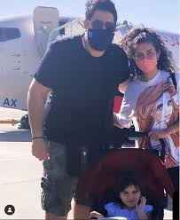 هو جاء من المطار وكان وجهه متغير اشبك يافلان قال والله انا ماقدر اخبي عنك ولو لمن صارت بالرابع وولدها كمل سنه انا هنا كلمت امي واخواني وقلت خلاص مالي عيشه معاه كم بقى من العمر انا برجع لك يايمه صار اللي. Ù†Ø¬Ù… Ø·ÙŠÙˆØ± Ø§Ù„Ø¬Ù†Ø© Ù…Ø­Ù…Ø¯ Ø¨Ø´Ø§Ø± ÙŠØ·Ù„ Ø¹Ù„Ù‰ Ø§Ù„Ø¬Ù…Ø§Ù‡ÙŠØ± Ø¨Ø±ÙÙ‚Ø© Ø²ÙˆØ¬ØªÙ‡ Ø¨Ø¯ÙˆÙ† Ø­Ø¬Ø§Ø¨ Ø§Ø¨Ù†ØªÙ‡ ØªØ®Ø·Ù Ø§Ù„Ø£Ù†Ø¸Ø§Ø± Ø´Ø§Ù‡Ø¯ ØµÙˆØ±Ù‡Ø§ Ø¥Ø«Ø±Ø§Ø¡ Ù†Øª