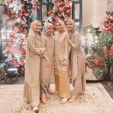 Inspirasi modis pembahasan baju pengantin tentang 34 baju keluarga pengantin modern, gaya terbaru! adalah : 6 Inspirasi Model Baju Seragam Pernikahan Warna Kuning Dan Gold
