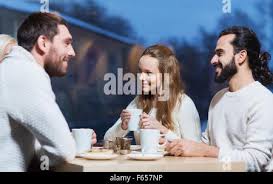 Réunion du Groupe des amis pour prendre un verre en soirée au bar à  cocktails Photo Stock - Alamy