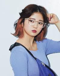 ウエストポーチにクリア素材。欅坂46・鈴本美愉ちゃんが着る秋ストリートコーデ