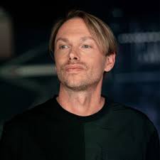 The guitars, strings, amps & pedals of the world's best artists