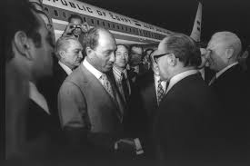 ראש הממשלה מנחם בגין מקבל את פני נשיא מצרים אנוואר אל-סאדאת, 19 בנובמבר 1977. צילם לע"מ | Israel State Archives