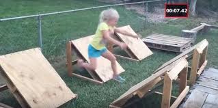 Vater Baut Seiner Tochter Einen Ninja Warrior Parkour In Den Garten Ninja Warrior Course Ninja Warrior Ninja