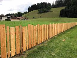 Zaun Aus Gesagten Brettern Der Holzart Larche Zaunlatten Zaun Larchenzaun