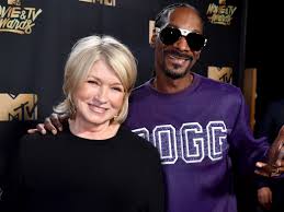Snoop dogg is one of the most famous american artists and producers to emerge out of the early '90s west coast rap scene. Here S A Timeline Of Martha Stewart And Snoop Dogg S Delightful 13 Year Friendship Business Insider