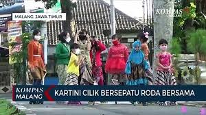 Kebaya identik dengan bawahan kain jarik tradisional. Seru Kartini Cilik Bersepatu Roda Bersama Sembari Pakai Kebaya Video Dailymotion