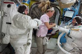 Nasa Astronaut Karen Nyberg Assisting Her Crewmates Wth Their Spacesuits As They Prepare To Leave The Interntional Space Statio Nasa Astronauts Space Suit Nasa