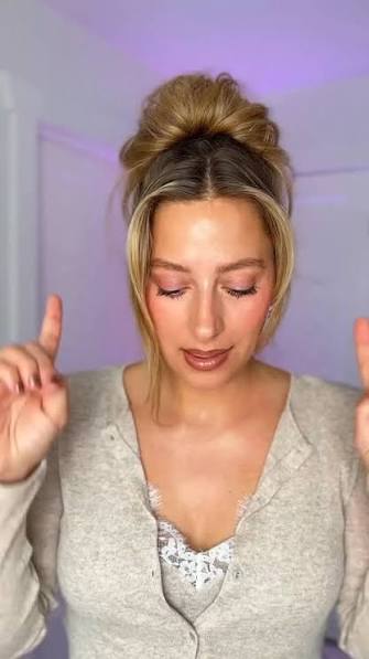 Easy high messy bun updo! An easy messy bun that will work best for medium and long hair🩷 Such a cute holiday hairstyle!