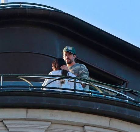 Benito y Gabriela en un balcón en Estocolmo, a horas de que Bad Bunny abra  la Strawberry Arena con el Debí Tirar Más Fotos World Tour 🥹 Los dos  llevan meses reapareciendo