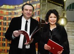 Юлия арендовала просторное помещение в одном из московских заведений, где имеется летняя площадка, караоке. Tajny Lichnoj Zhizni Alekseya Uchitelya Zheny Zhenshiny Deti Biografiya Zheny Akterov Rezhisserov Ego Zhena Zheny Znamenitostej