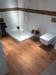 Fliesenzentrum Genau Diese Kombi Holzfliesen Auf Dem Boden Und Dann Weisse 30x60 Fliesen An Der Wand O Holzfliesen Badezimmer Holzfliesen Badezimmer Fliesen