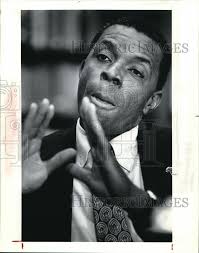 1990 Press Photo Garald C. Henley Holds News Conference