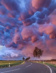 Find images of mammatus clouds. Wetterbilder Des Jahres Preisgekronte Wetterfotografie Von Machtigen Sturmen Und Einzigartigen Wol Geo