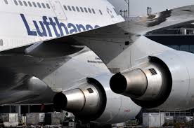 lufthansa boeing 747 400 returns to frankfurt after engine