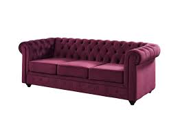 Si tratta di un divano letto dalle forme compatte ed essenziali che può essere personalizzato con 4 differenti tipi di bracciolo e un'ampia gamma di materassi, dalla semplice molla alla molla insacchettata, dal poliuretano indeformabile al memory foam. Divano 3 Posti In Velluto Colore Porpora Chesterfield