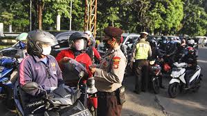 Pemasangan cctv disetiap traffic light maupun di tempat yg telah ditentukan untuk mengawasi berbagai macam pelanggaran lalulintas yg digunakan masyara … kat merupakan contoh perubahan yg.a.direncanakanb.tidak direncanakanc.pengaruhnya besard.pengaruhnya kuat. Polrestabes Makassar Mulai Jaga Perbatasan Simulasi Kebijakan Psbb Bagian 1