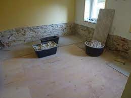 Sie können sie vermischen und an den wichtigsten stellen im haus platzieren, an denen sie eintreten, wie abflüsse und spalten. Der Geruch