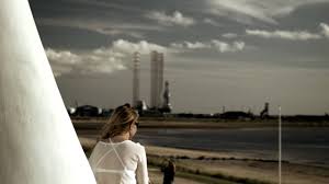 I klart vejr kan kroppene, der står som spændte sejl, ses på 10 km afstand. Skulptur Mensch Am Meer Suddanische Nordsee Esbjerg