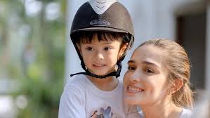 7 Potret Cantiknya Sophia Putri Yasmine Wildblood, Disebut Kembaran Sang  Bunda