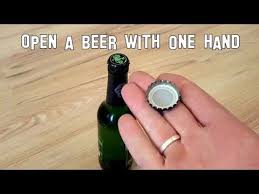 Bierflasche Mit Einer Hand Offnen Beer Bottle Ale