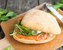 Recette De Sandwich Leger Vite Fait De Saumon Fume Epinards Et Fromage Frais Recette Repas Simple Recette Sandwich Recette Diner Facile