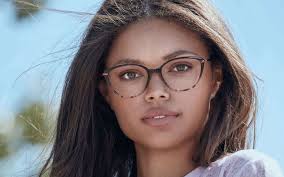Lunettes Ovales L'objectif est d'allonger le visage afin de. lunettes ovales