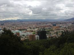 La calera, cuyo nombre indígena es teusacá, es una ciudad y municipio colombiano del departamento de cundinamarca ubicado en el occidente de la provincia del guavio, a 18 km al nororiente de bogotá, cerca de las localidades de chapinero y usaquén. Mirador La Calera Mapio Net