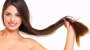 Quand vous serez au salon de coiffure, dites à la coiffeuse que vous essayez de faire pousser. 5 Solutions Naturelles Infaillibles Pour Faire Pousser Ses Cheveux Plus Rapidement