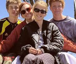 🌟 Proud Mom Moment! ❤️ Julia Roberts just gave fans a rare glimpse into  her private world — and it's beautiful. The Hollywood icon shared a sweet  photo of her three children,