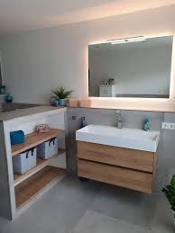 badezimmer spiegel beleuchtet waschbecken unterschrank regal trockenbau gefliest trockenbau bad badezimmereinrichtung badewanne fliesen