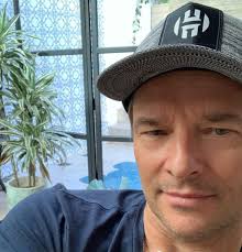 L'occasion pour sa veuve laeticia hallyday de publier un émouvant message sur les réseaux sociaux. Epingle Par Francoise Flourat Sur David David Hallyday David Photo Famille