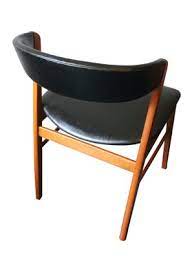 Sitting atop a suitably crafted curved base, is a supple leather, wrapped seat and back. Mid Century Danish Black Leather Chair With Curved Back 1960s For Sale At Pamono