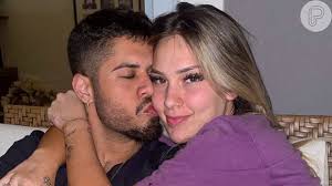 Foto: Virgínia ganha beijo no bumbum de Zé Felipe ao subir escadas e leva  um susto