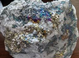 ԽԱԼԿՈՊԻՐԻՏ Խալկոպիրիտի [CuFeS2] անվանումն ունի հունական ծագում՝ &laquo;խալկոս&raquo;՝  պղինձ և &laquo;պիրոս&raquo;՝ կրակ բառերից: Ինքնին այն պղնձի հրաքար է՝ կոլչեդան ...