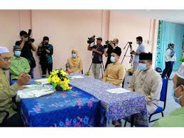 For more information and source, see on this link : Pasangan Pertama Nikah Guna Tatacara Baharu Di Perak