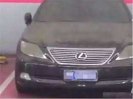 Di tempat letak kereta lapangan terbang antarabangsa beijing, terdapat dua buah kereta diparkir untuk waktu yang lama sehingga berdebu tebal dan menjadi tanda tanya kepada orang ramai di situ. Dua Buah Kereta Berdebu Di Parking Selama 6 Tahun Dipercayai Milik Penumpang Mh370