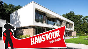 Der estrich im haus ist verlegt. Haustour Fertighaus Stadtvilla Mit Besonderem Smarthome System Von Weberhaus Hausbau Helden Youtube