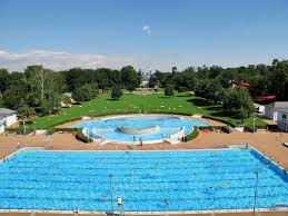 Familienkarte schwimmbad 2 erwachsene und 1 kind € 18,00 je zusätzliches kind € 3,00. Journal Frankfurt Nachrichten Freibader Offnen Fur Publikumsverkehr Corona Lockerungen